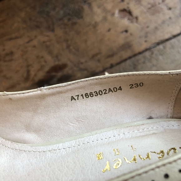 C. Banner Cream Leather Bow Heels 6 - Picture 5 of 7